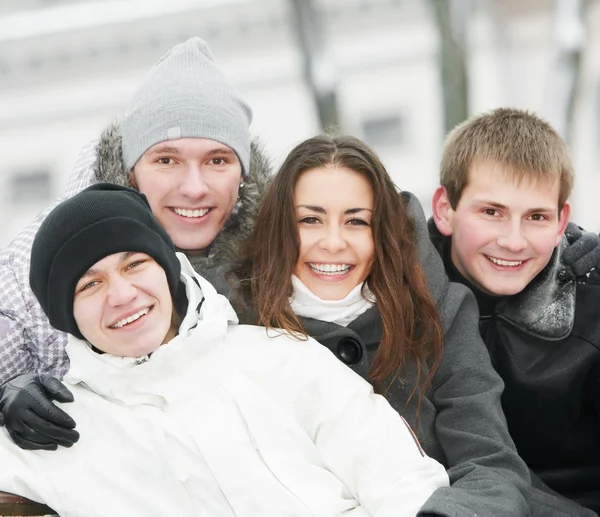 Groupe de jeunes heureux en hiver — Photo
