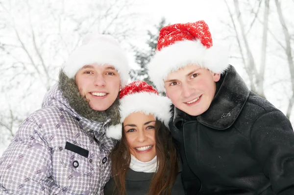 Grupp glada unga på vintern — Stockfoto
