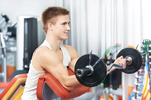 Bodybuilder uomo allenamento bicipiti esercizi muscolari — Foto Stock