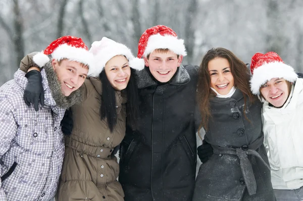 Grupa młodych szczęśliwy w zimie — Zdjęcie stockowe