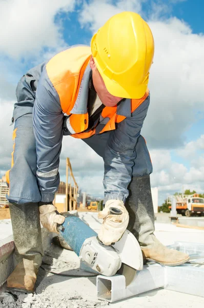 Builder arbetar med skärande kvarn såg — Stockfoto