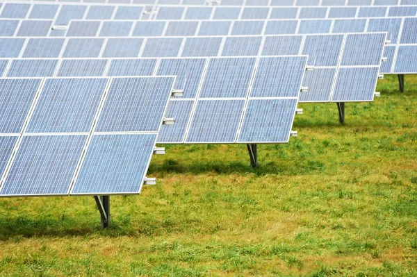 Екологічна енергетична ферма з полем акумулятора сонячної панелі — стокове фото