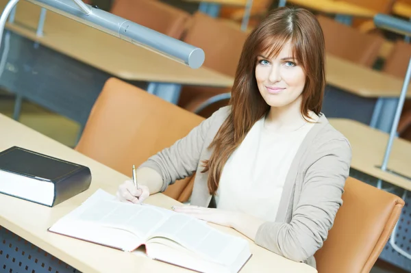 Estudante jovem estudo menina com livro na biblioteca — Fotografia de Stock