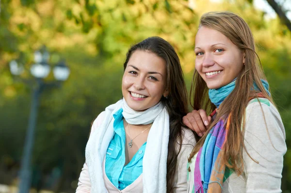 Two smiling young girls outdoors — Stock Photo, Image