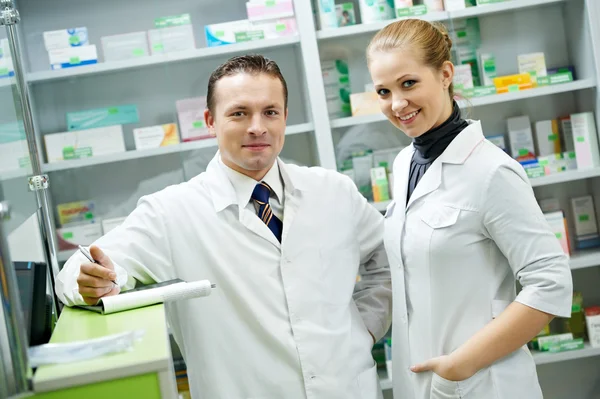 Farmacia química equipo de mujeres y hombres en la farmacia — Foto de Stock