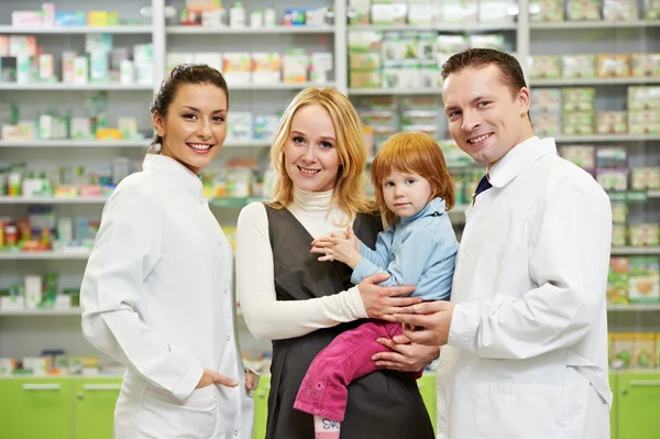 Аптечный химик, мать и ребенок в аптеке — стоковое фото