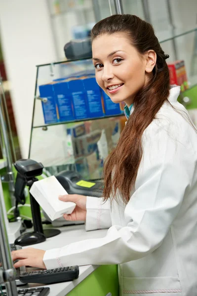 Χαμογελαστή γυναίκα φαρμακείο φαρμακείο σε φαρμακείο — Φωτογραφία Αρχείου