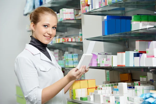 Farmacia química mujeres en farmacia —  Fotos de Stock