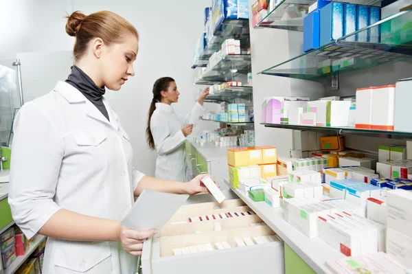Γυναίκες φαρμακοποιός φαρμακείο σε φαρμακείο — Φωτογραφία Αρχείου