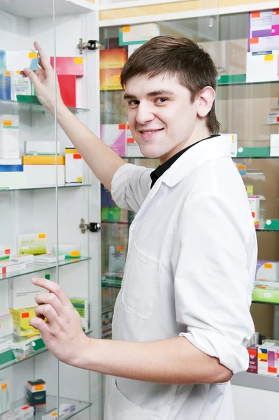 Άνθρωπος φαρμακοποιός φαρμακείο σε φαρμακείο — Φωτογραφία Αρχείου