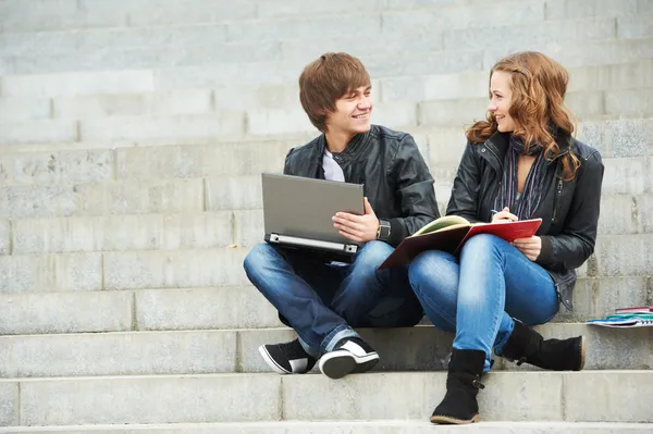 Dos jóvenes estudiantes sonrientes al aire libre — Foto de Stock