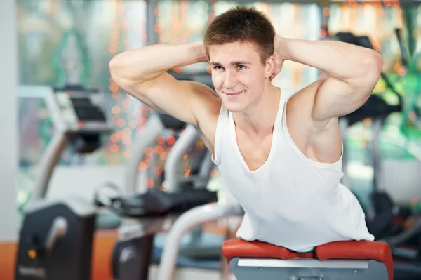 Bodybuilding man op abdominal crunch-oefeningen — Stockfoto