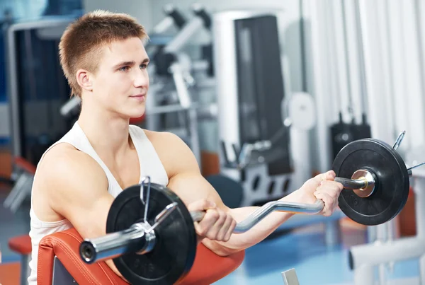 Culturista hombre entrenamiento bíceps ejercicios musculares —  Fotos de Stock