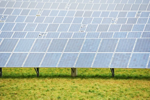 Екологічна енергетична ферма з полем акумулятора сонячної панелі — стокове фото