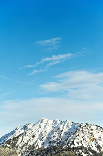 Сніг покрив красиві альпійські гірські вершини — стокове фото