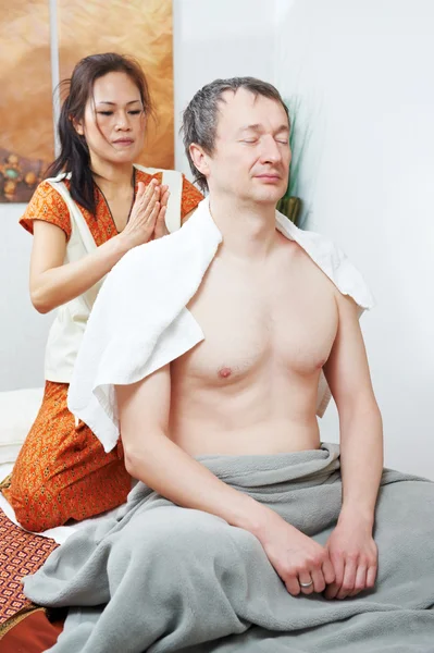 Traditionell thailändsk massage hälsovård tillbaka knådning — Stockfoto