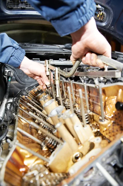 Reparador de Machanic en la reparación del motor del automóvil —  Fotos de Stock