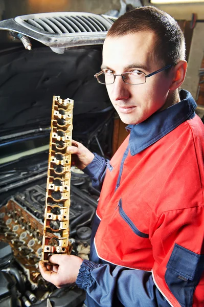 Reparador de Machanic en la reparación del motor del automóvil —  Fotos de Stock