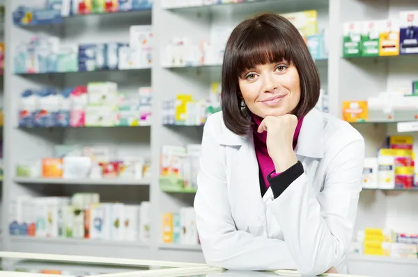 Farmácia mulher química na farmácia — Fotografia de Stock