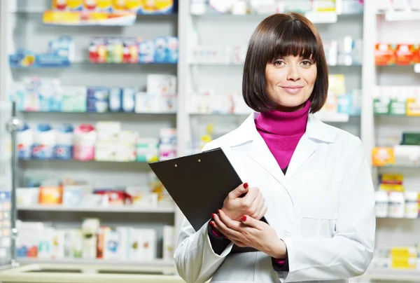Pharmacie chimiste femme en pharmacie — Photo