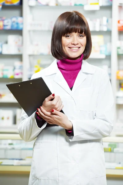 Apotek kemist kvinna i apotek — Stockfoto
