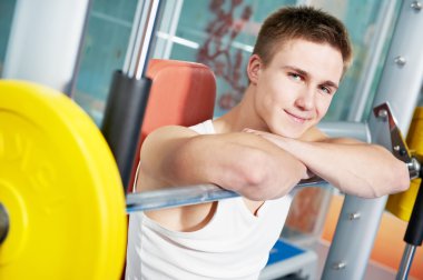 kas egzersizleri ile ağırlık yapan vücut geliştirmeci erkek