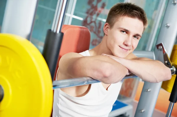 Bodybuilder man doen spier oefeningen met gewicht — Stockfoto