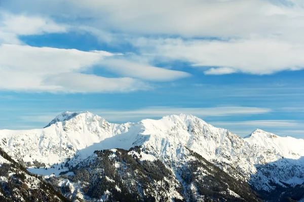 Снег покрыл красивые горные вершины — стоковое фото