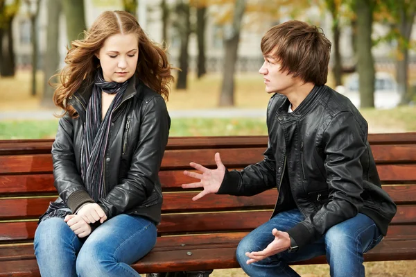 젊은 관계 충돌에 분노 — 스톡 사진