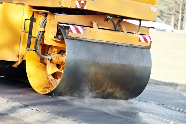 Rolo compactador em trabalhos de asfaltagem — Fotografia de Stock