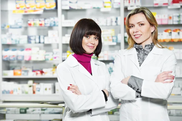 Duas farmácias mulheres na farmácia — Fotografia de Stock