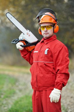 Oduncu işçi orman chainsaw ile