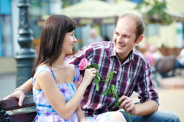 Muž a dívka s vínem v kavárně na rande — Stock fotografie
