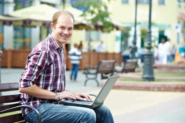 微笑的笔记本电脑的男人 — 图库照片