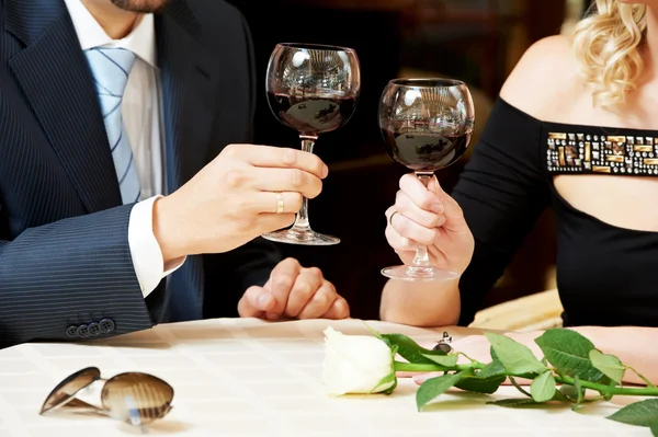 Mann und Mädchen reichen sich bei einem Date im Café Wein — Stockfoto
