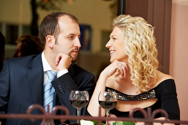 Hombre y chica con vino en la cafetería en una cita —  Fotos de Stock