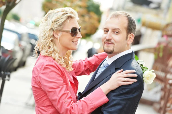 Uomo e ragazza ad un appuntamento — Foto Stock