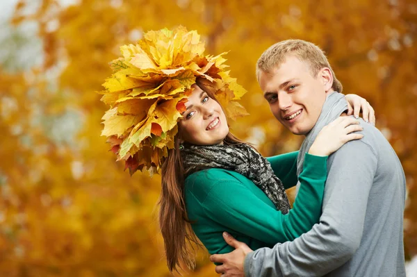 Casal no outono ao ar livre — Fotografia de Stock