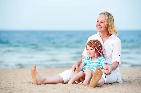 女性と子供の海のビーチで — ストック写真
