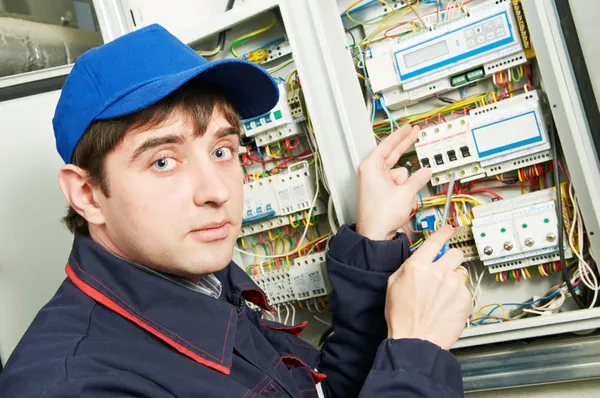 Elektricien op het werk — Stockfoto