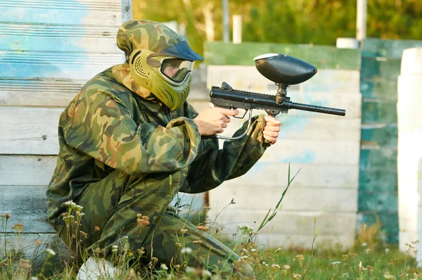 Homem jogador de paintball — Fotografia de Stock