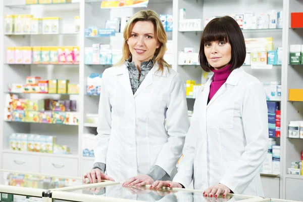 Dwie kobiety chemik farmacji w aptece — Zdjęcie stockowe