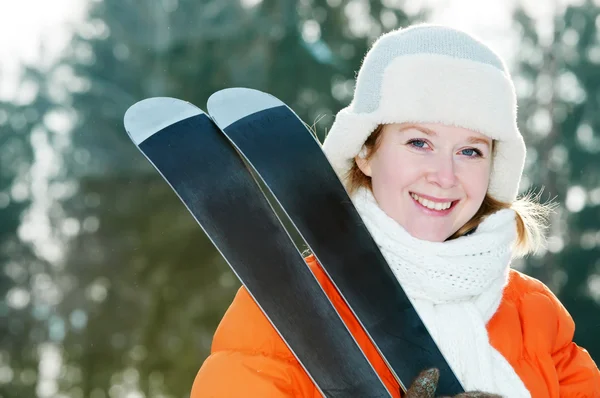 Flicka på vinterkläder med skidor — Stockfoto