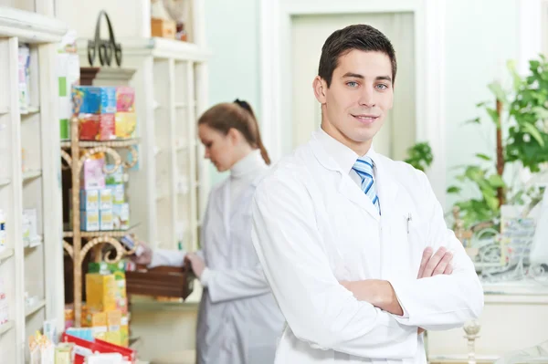 Dos trabajadores químicos de farmacia en farmacia —  Fotos de Stock
