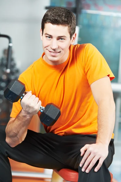 Culturista hombre haciendo ejercicios musculares bíceps — Foto de Stock