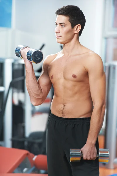 Homme faisant des exercices musculaires biceps dans la salle de gym — Photo