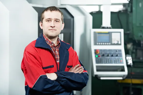 Trabajador que opera el centro de la máquina CNC — Foto de Stock