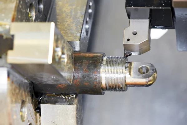 Close-up proces van metalen machinale bewerking door threading — Stockfoto