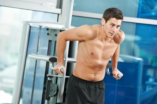 Bodybuilding uomo a muscoli del braccio esercizi — Foto Stock