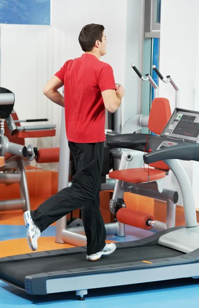 Bacak egzersizleri makine olumlu adama — Stok fotoğraf